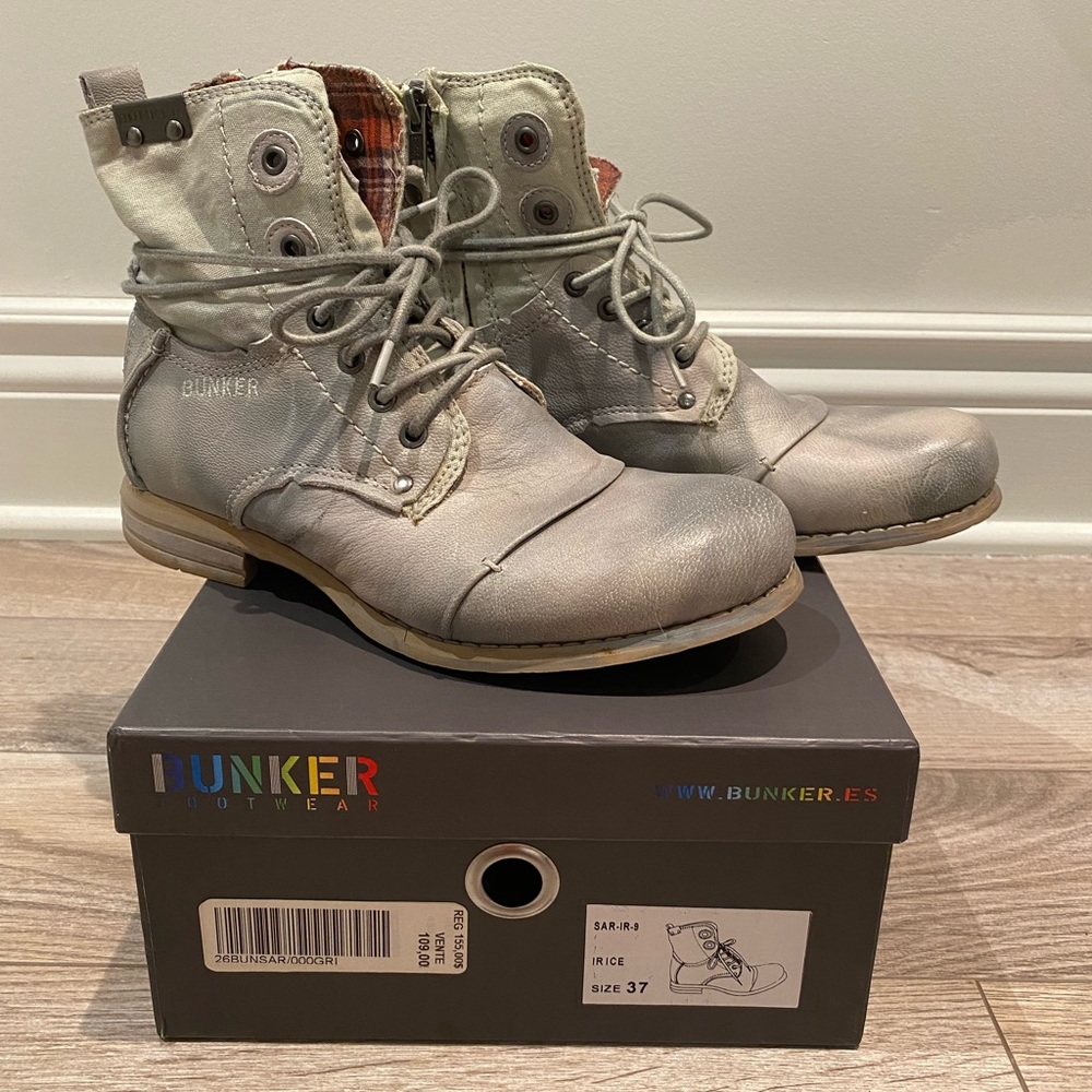 Bunker Footwear Women’s Grey Leather Ankle Bootie w/Orange Plaid Lining Size: 7